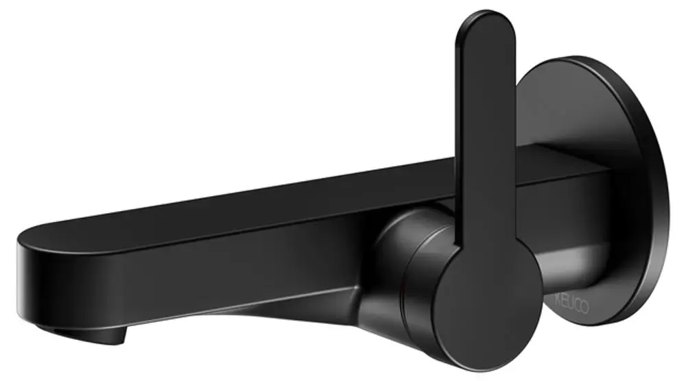 Schwarzer Wandmischer von Keuco mit einem flachen Auslass und einem einhebeligen Bedienhebel. Minimalistisches Design für den modernen Badezimmerbereich.